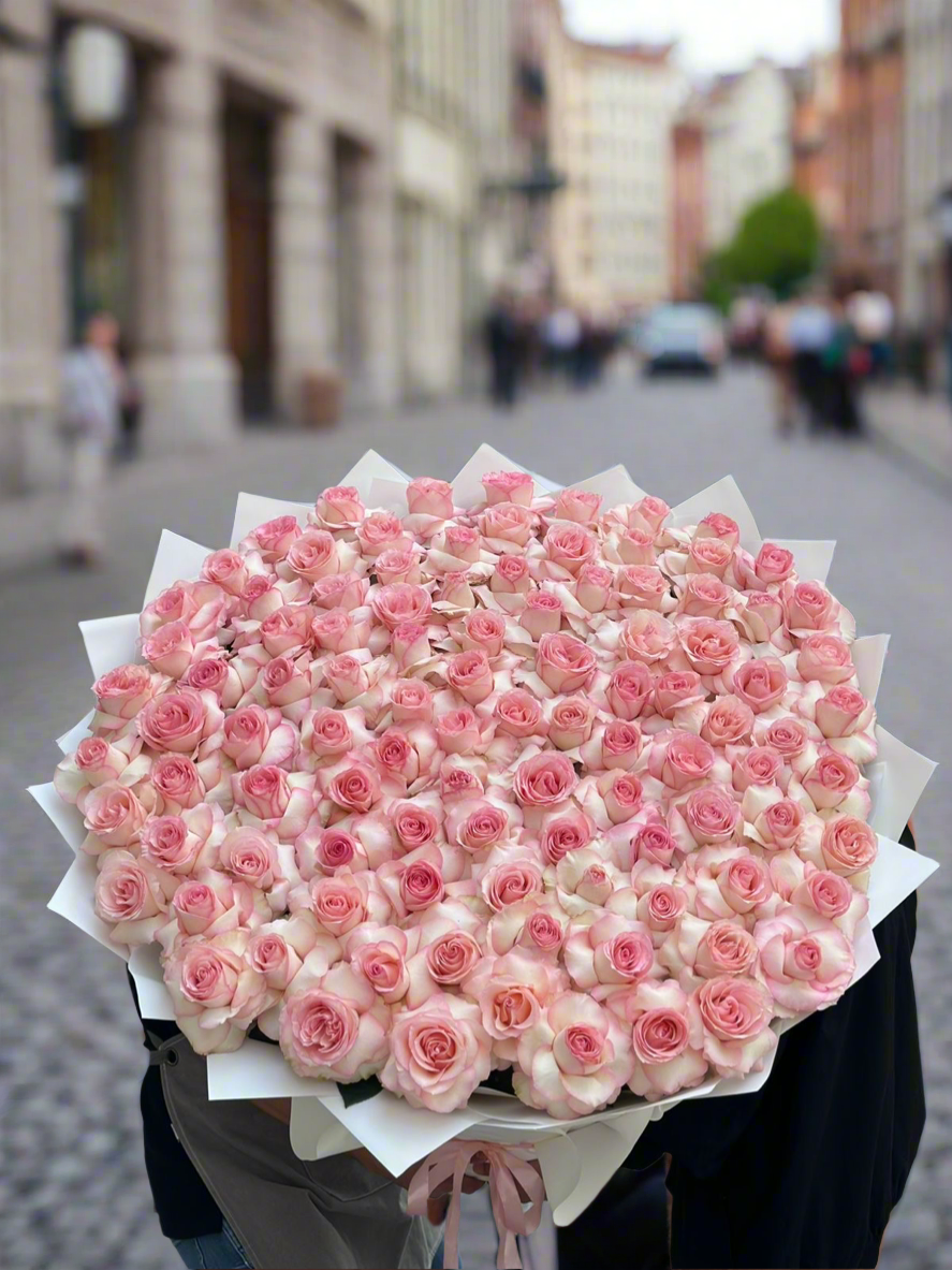 100 Pink Roses Main image